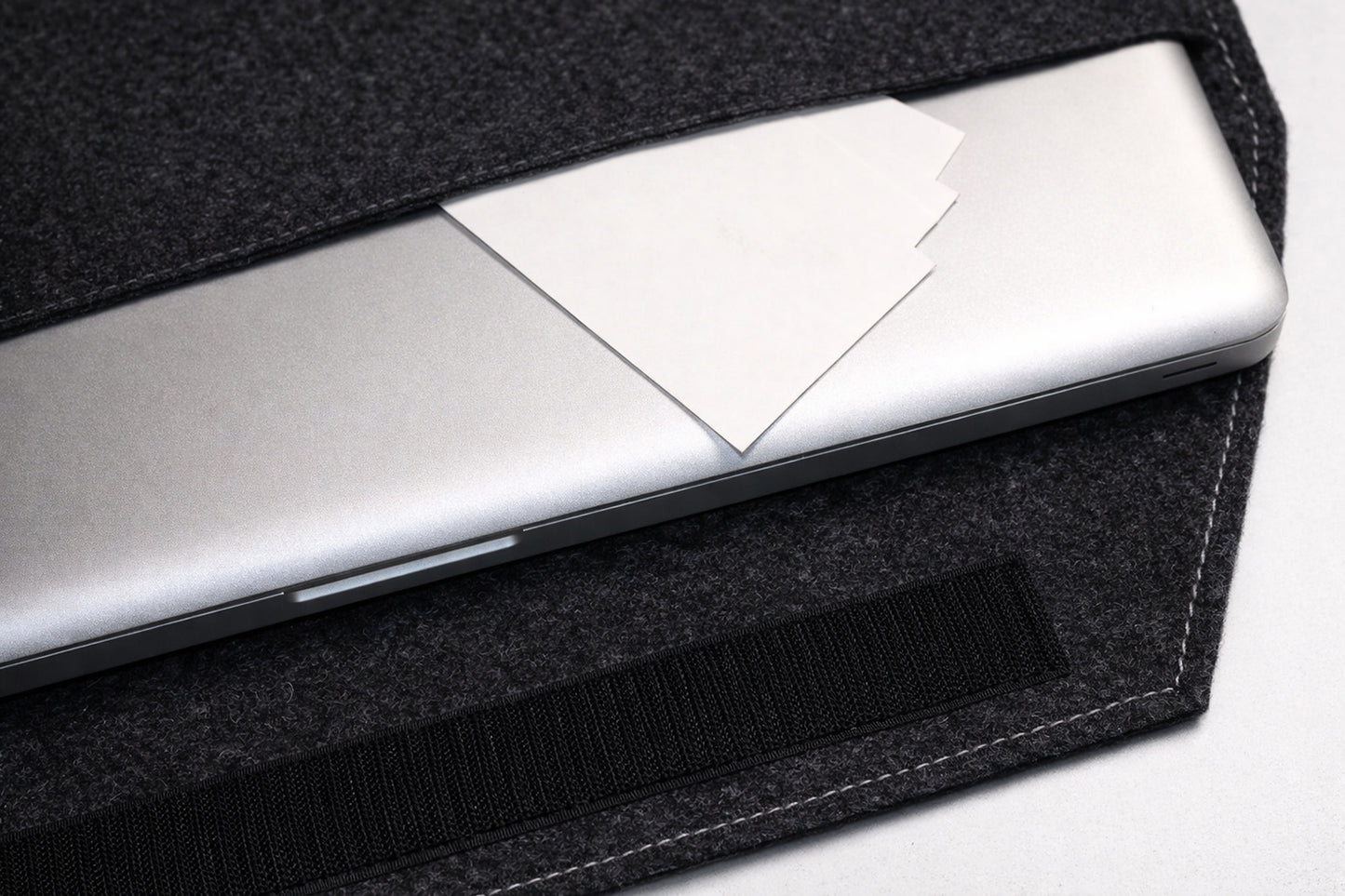 Filztasche für MacBook Pro – Passgenauer Schutz in Design & Funktion