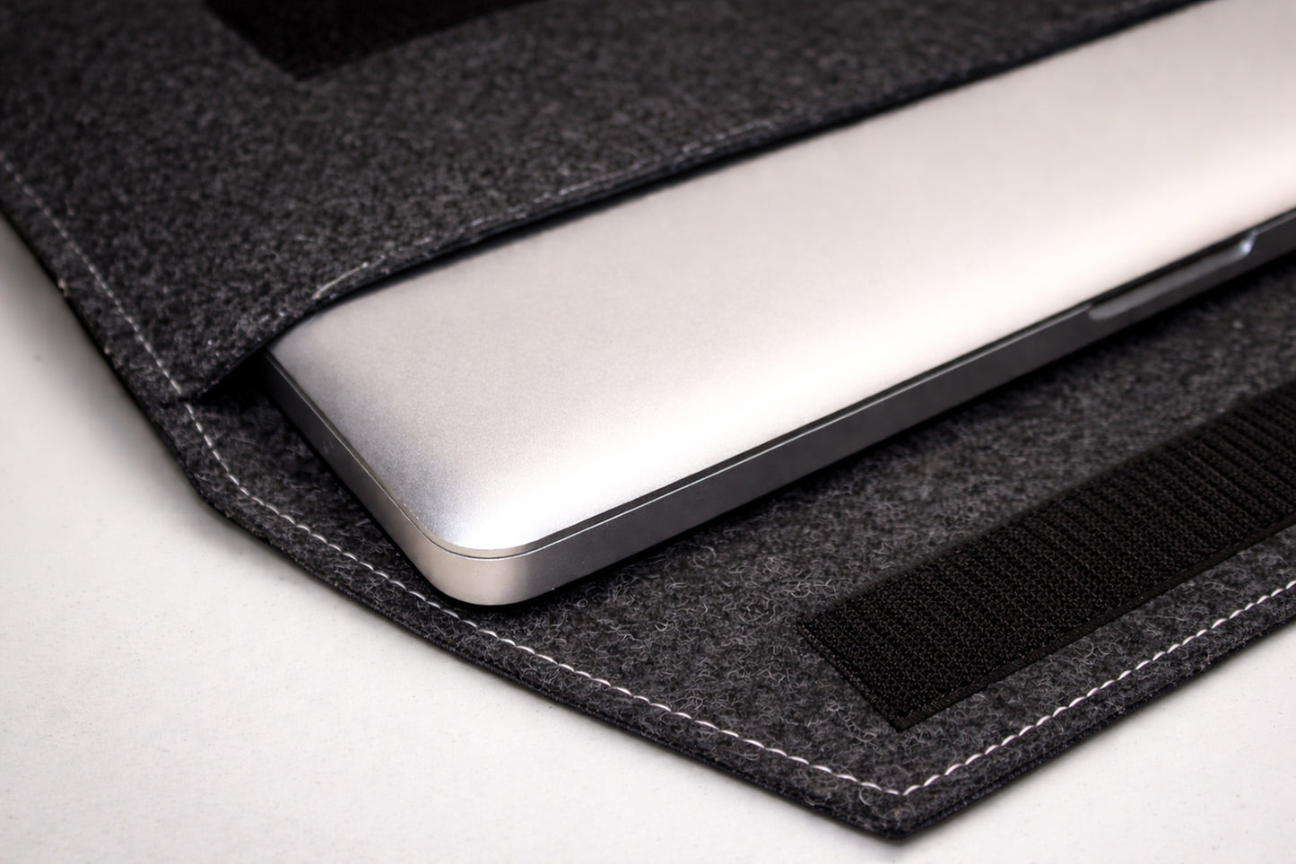 Filztasche für MacBook Pro – Passgenauer Schutz in Design & Funktion